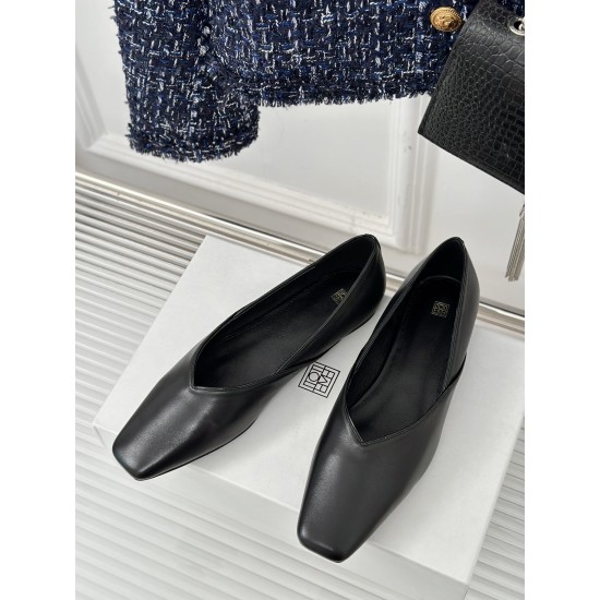 Toteme Shoes Collection
Women 35-40