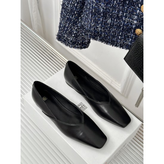 Toteme Shoes Collection
Women 35-40
