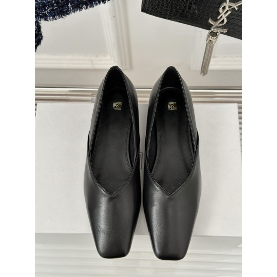Toteme Shoes Collection
Women 35-40