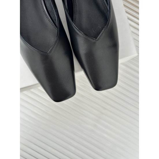 Toteme Shoes Collection
Women 35-40