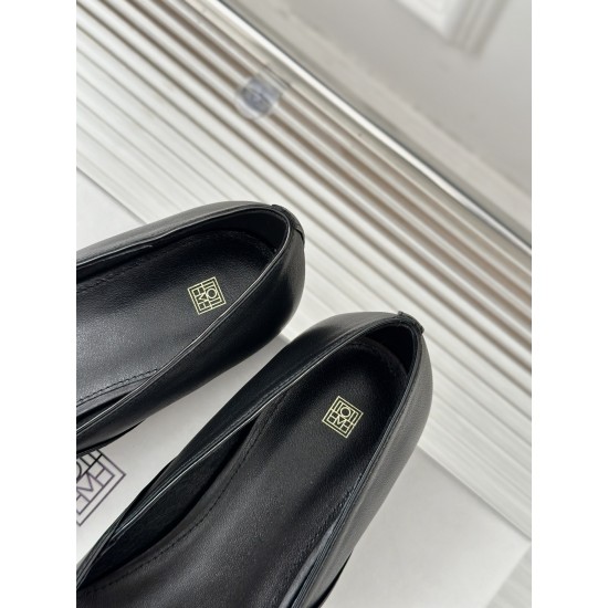 Toteme Shoes Collection
Women 35-40