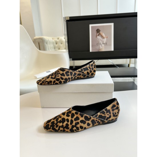 Toteme Shoes Collection
Women 35-40