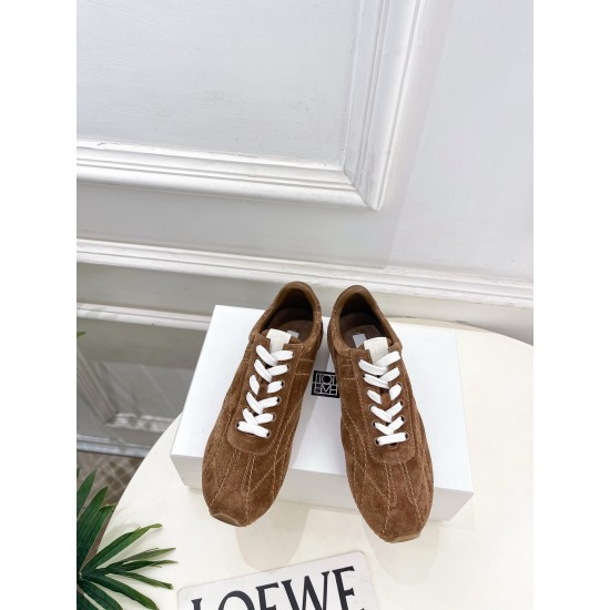 Toteme Shoes Collection
Women 35-40