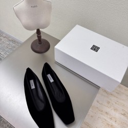 Toteme Shoes Collection
Women 35-40