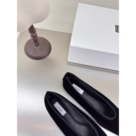 Toteme Shoes Collection
Women 35-40