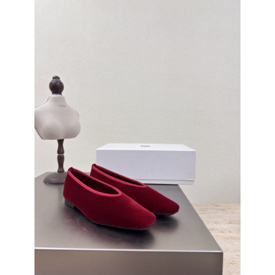 Toteme Shoes Collection
Women 35-40
