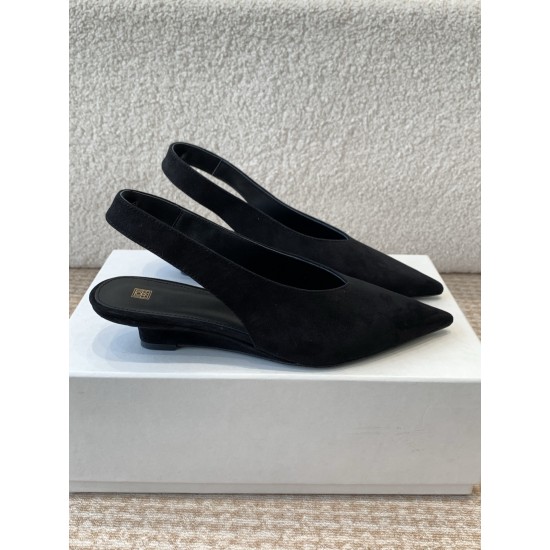 Toteme Shoes Collection
Women 35-40