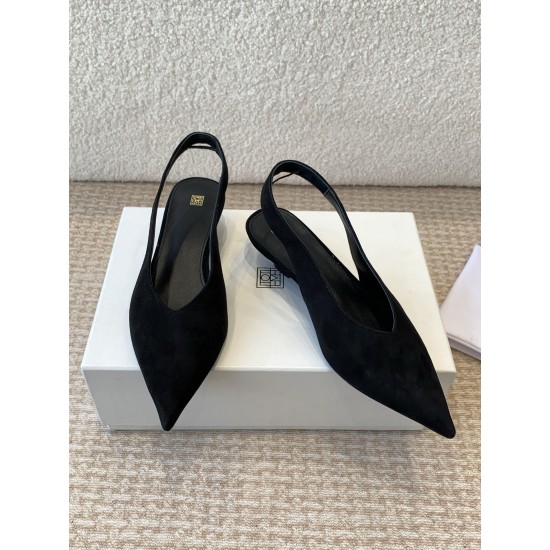 Toteme Shoes Collection
Women 35-40