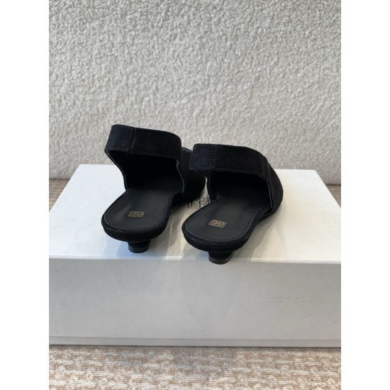 Toteme Shoes Collection
Women 35-40