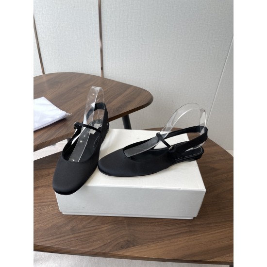 Toteme Shoes Collection
Women 35-40