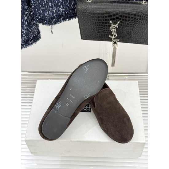Toteme Shoes Collection
Women 35-40