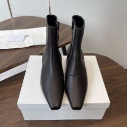 Toteme Shoes Collection
Women 35-40
