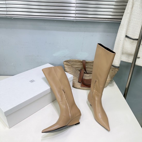 Toteme Shoes Collection
Women 35-40