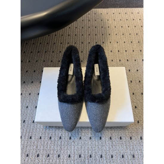 Toteme Shoes Collection
Women 35-40