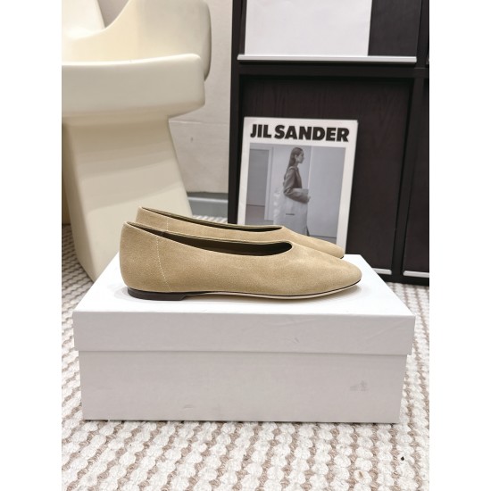 Toteme Shoes Collection
Women 35-40