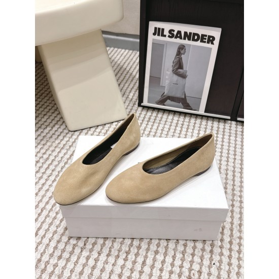 Toteme Shoes Collection
Women 35-40