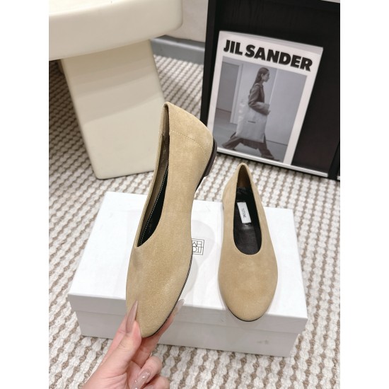 Toteme Shoes Collection
Women 35-40
