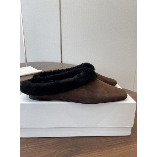 Toteme Shoes Collection
Women 35-40