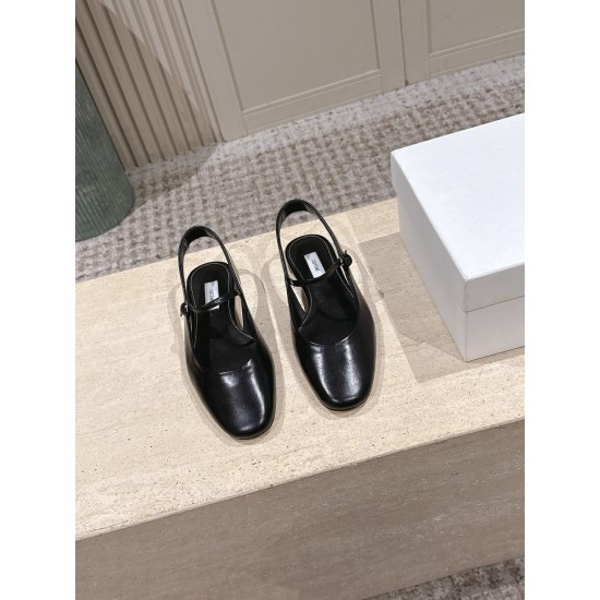 Toteme Shoes Collection
Women 35-40
