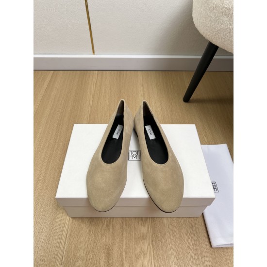 Toteme Shoes Collection
Women 35-40