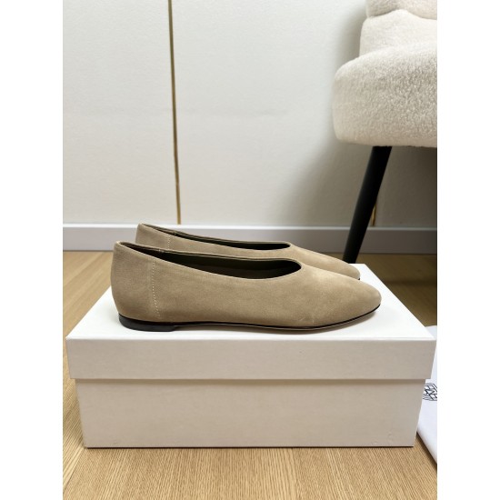Toteme Shoes Collection
Women 35-40