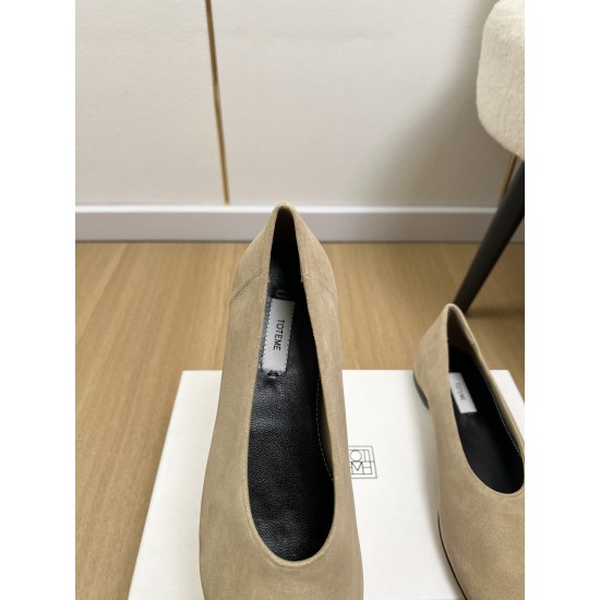Toteme Shoes Collection
Women 35-40