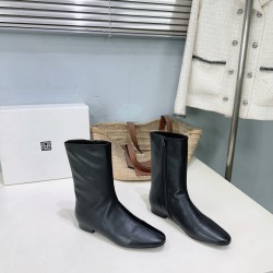 Toteme Shoes Collection
Women 35-40