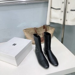 Toteme Shoes Collection
Women 35-40