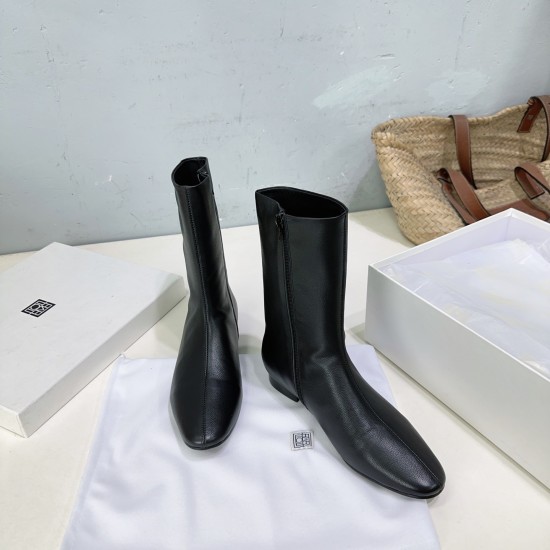 Toteme Shoes Collection
Women 35-40