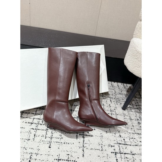 Toteme Shoes Collection
Women 35-40