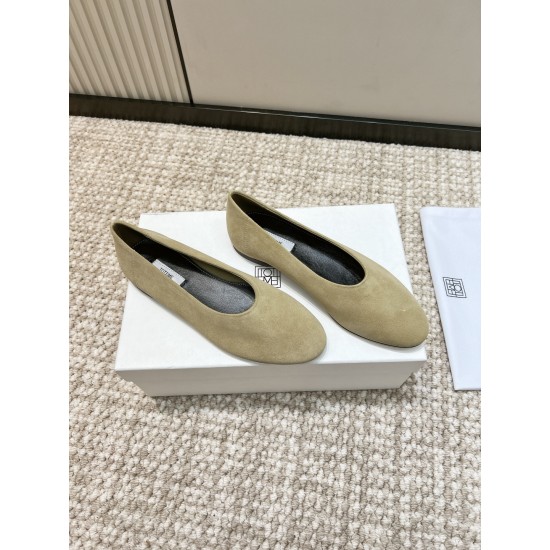 Toteme Shoes Collection
Women 35-40