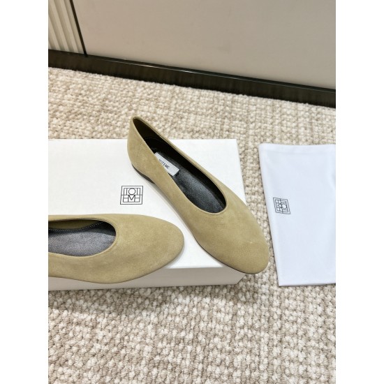 Toteme Shoes Collection
Women 35-40