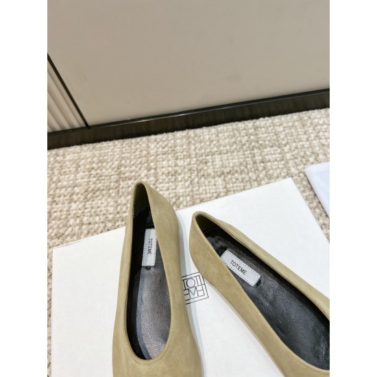 Toteme Shoes Collection
Women 35-40