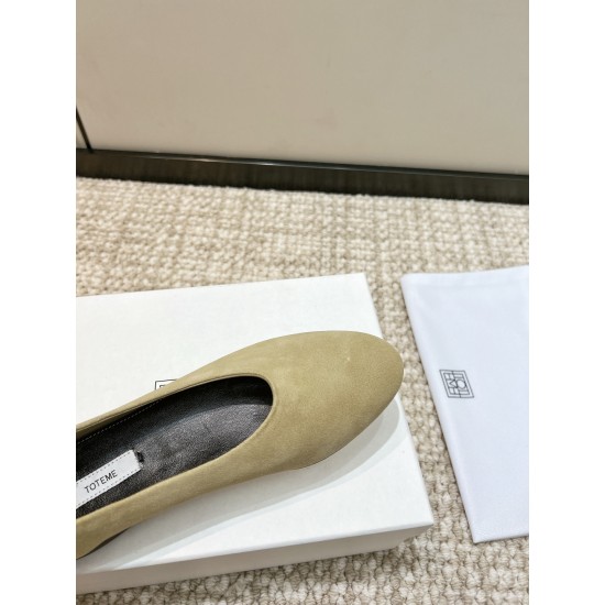 Toteme Shoes Collection
Women 35-40