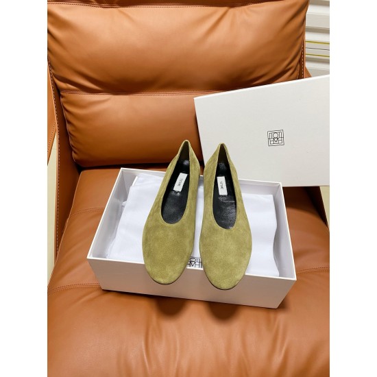 Toteme Shoes Collection
Women 35-40