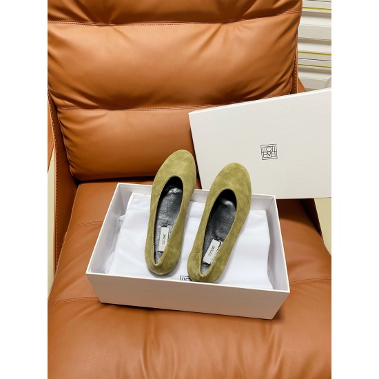 Toteme Shoes Collection
Women 35-40