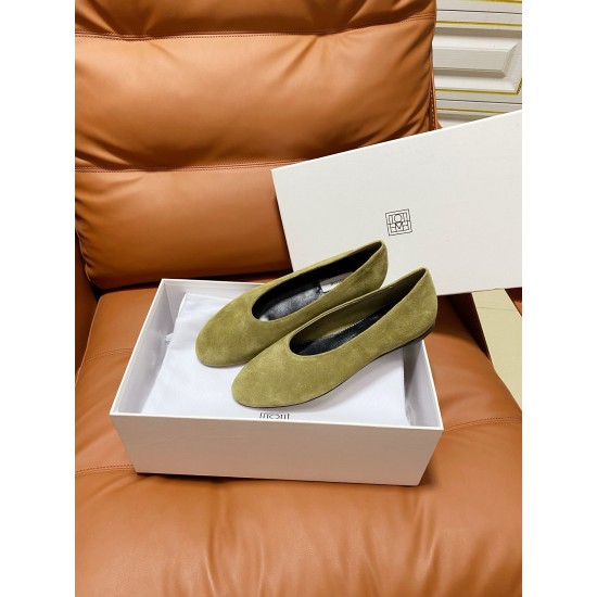 Toteme Shoes Collection
Women 35-40