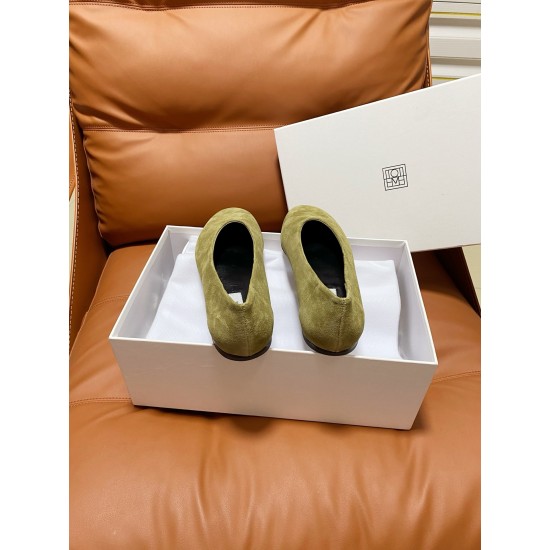Toteme Shoes Collection
Women 35-40