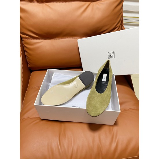 Toteme Shoes Collection
Women 35-40