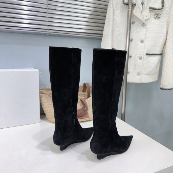 Toteme Shoes Collection
Women 35-40