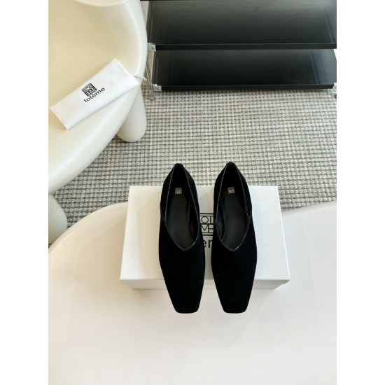 Toteme Shoes Collection
Women 35-40