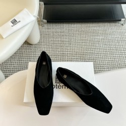 Toteme Shoes Collection
Women 35-40