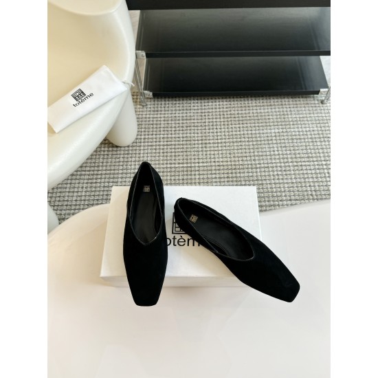 Toteme Shoes Collection
Women 35-40
