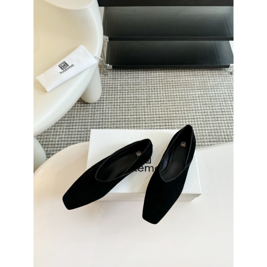Toteme Shoes Collection
Women 35-40