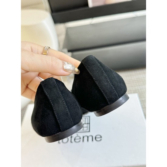Toteme Shoes Collection
Women 35-40