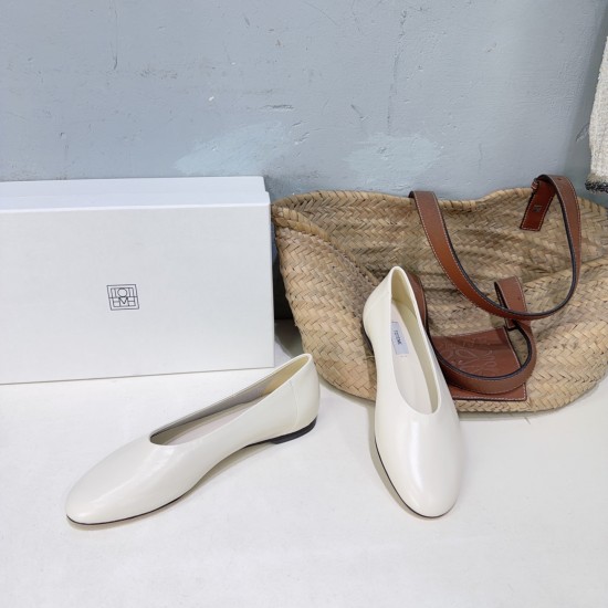 Toteme Shoes Collection
Women 35-40