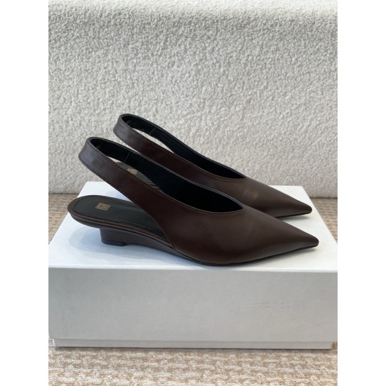 Toteme Shoes Collection
Women 35-40