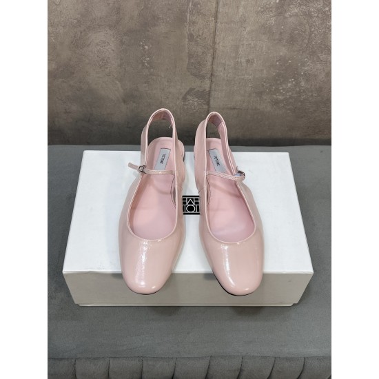 Toteme Shoes Collection
Women 35-40
