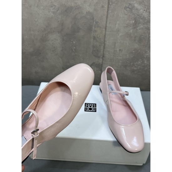 Toteme Shoes Collection
Women 35-40
