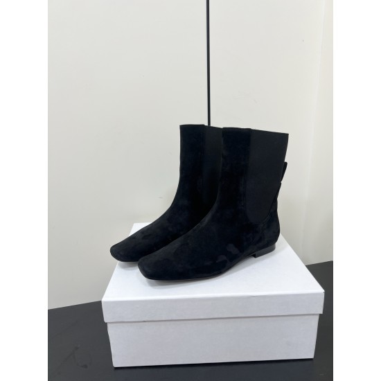 Toteme Shoes Collection
Women 35-40